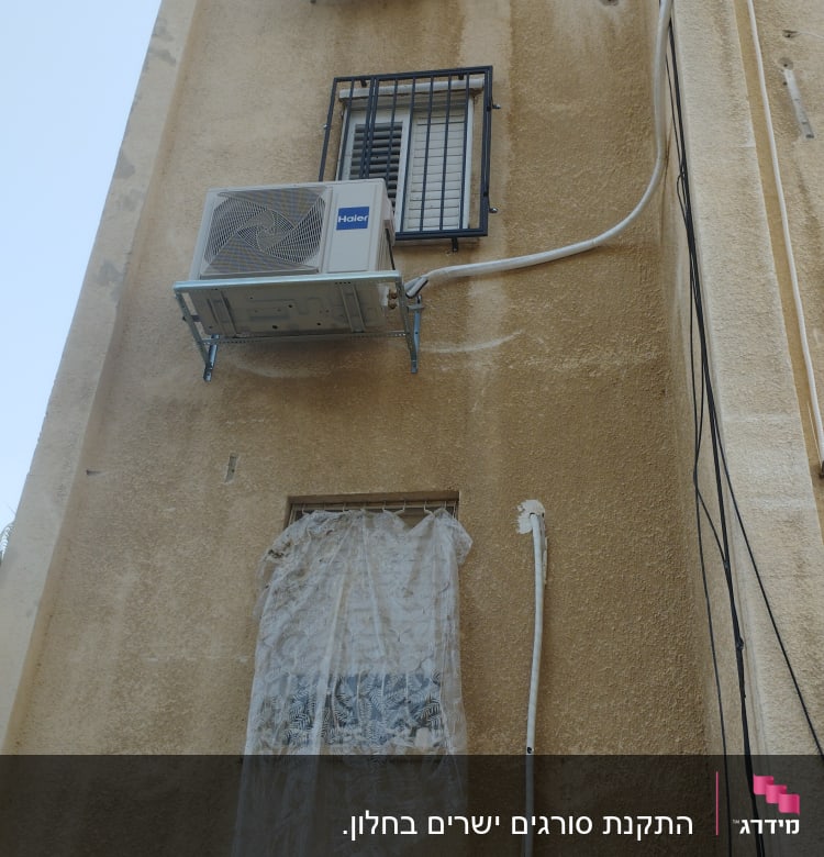 מסגרות חלונות עם סורגים על קיר בניין